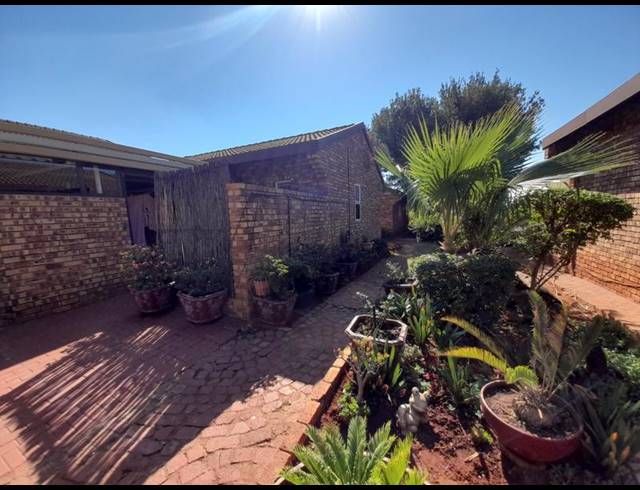 2 BEDROOM TOWNHOUSE FOR SALE IN CLARINA